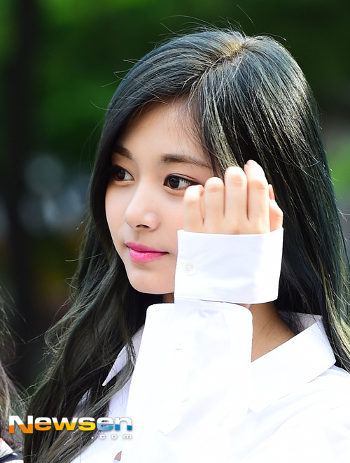 흰 셔츠 입고 출근한 쯔위.jpgif | 인스티즈