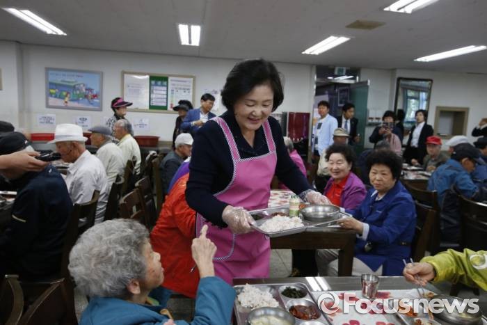 전주 노인복지관서 배식봉사하는 문재인 부인 김정숙씨 | 인스티즈