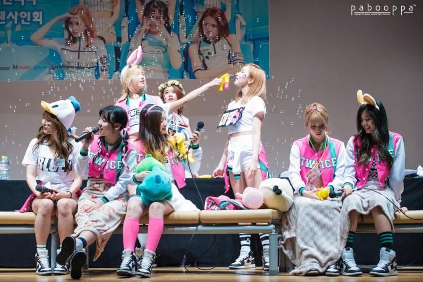 [트와이스] 1주년 기념 멤버 단체 짤 모음.jpg | 인스티즈