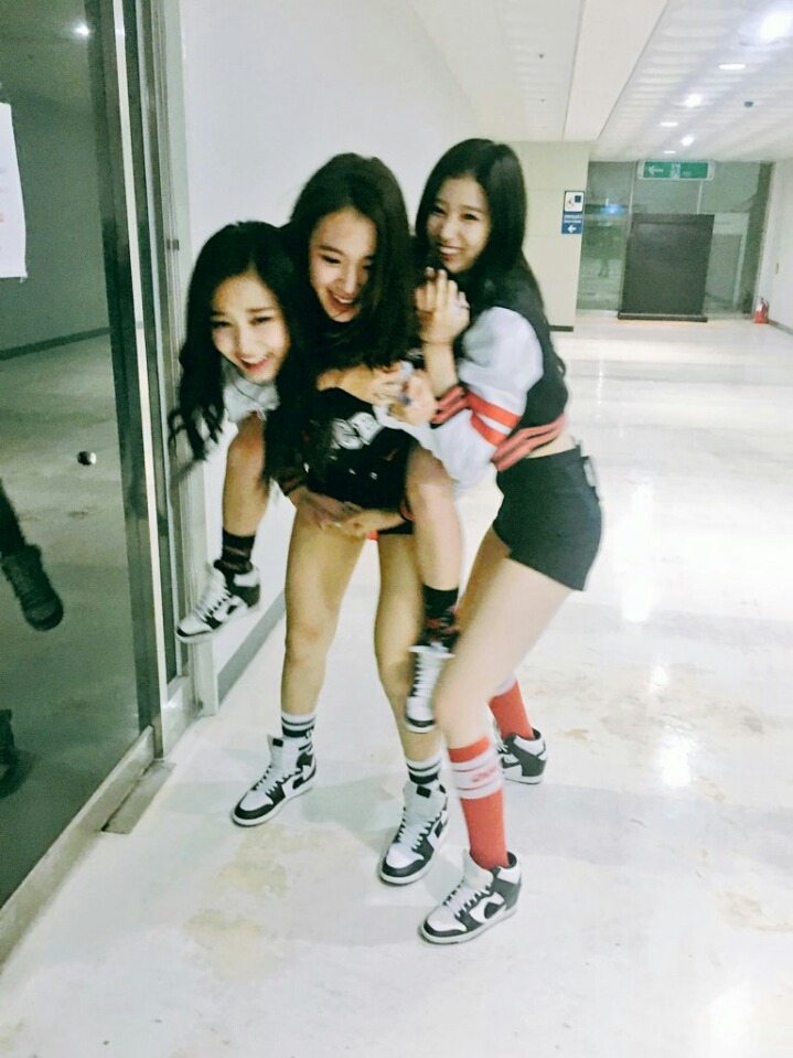 방금자 채영이 업은 쯔위ㅋㅋ | 인스티즈