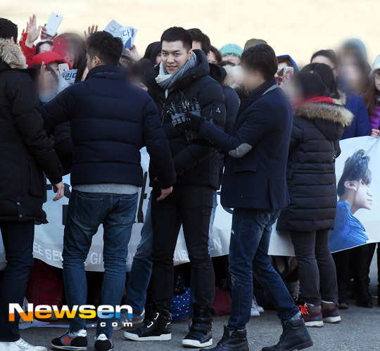 [포토엔] 이승기 입대. 팬들 뒤로하고 아쉬운 발걸음 | 인스티즈