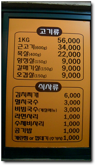 미소짓는돼지 이미지