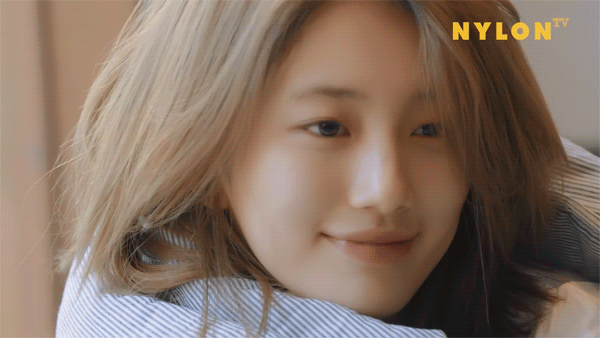 정신없는 공항에서 팬들 편지 가져가는 다정한 수지 | 인스티즈