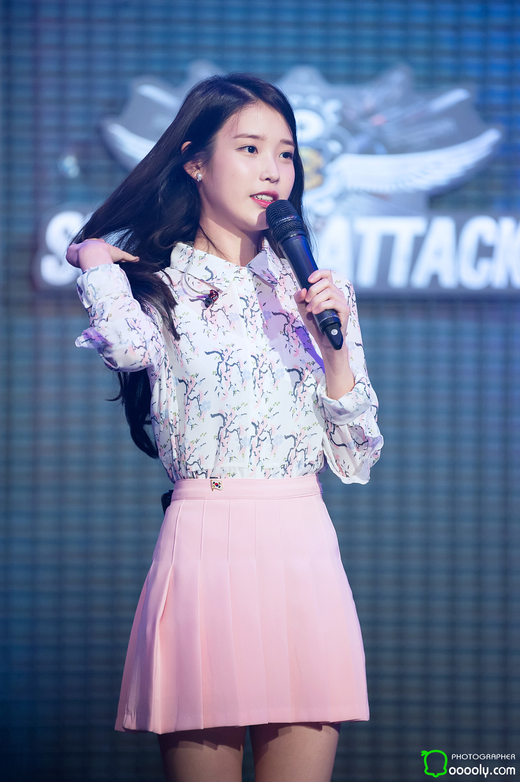 [16.03.01] 서든어택 챔스리그 결승전 축하공연 아이유 직찍.jpg | 인스티즈