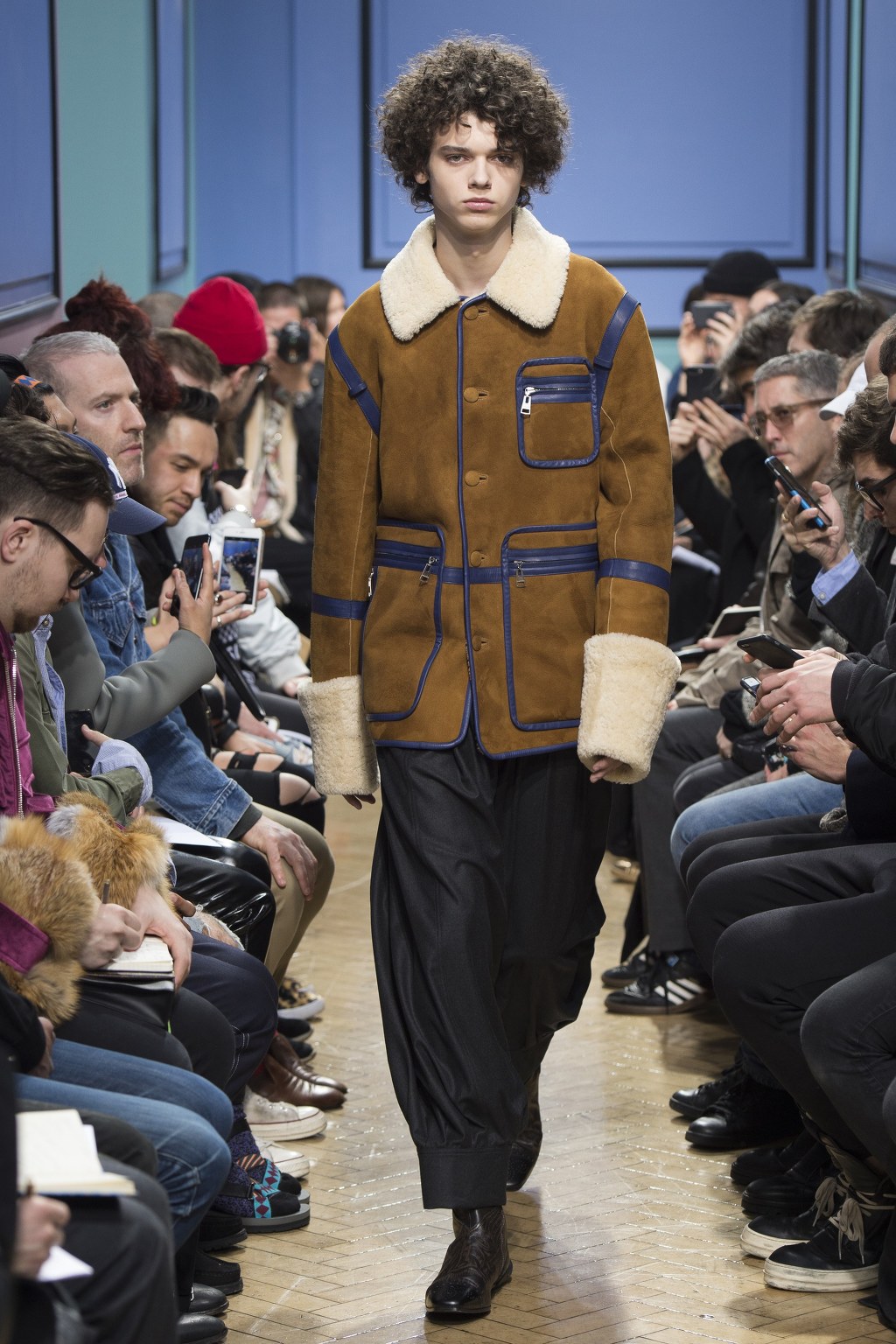 로에베 수석 디자이너 J.W Anderson 2017.18 F/W 남성복 컬렉션 | 인스티즈