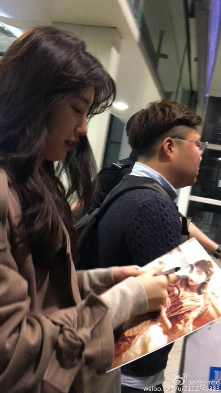 팬이 우연히 공항에 만나서 찍힌 수지 | 인스티즈