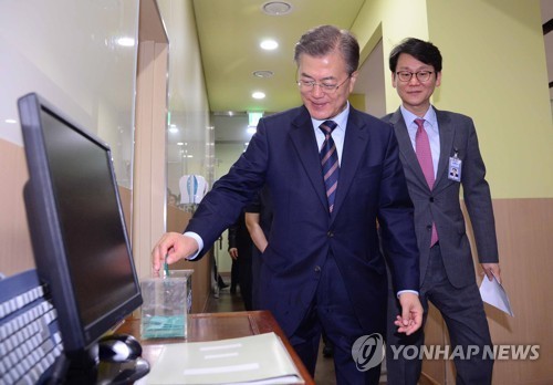 오늘 청와대 식당에서 식사하시는 문재인대통령 | 인스티즈