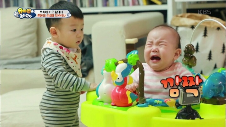 [슈퍼맨이돌아왔다] 아기를 달래는 아기.jpg | 인스티즈