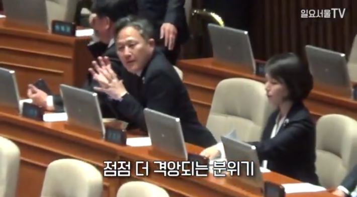 새누리당 의원들한테 항의받는 표창원 의원 | 인스티즈