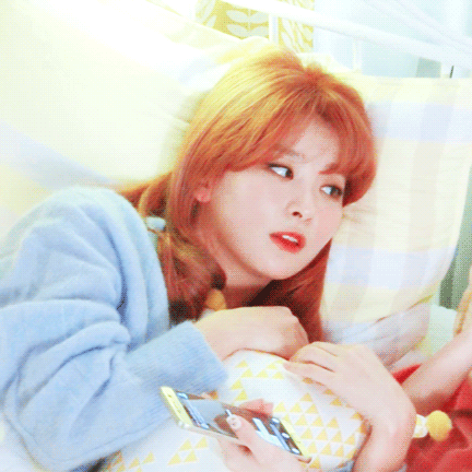 침대에 누워있는 슬기.gif | 인스티즈
