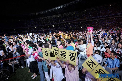 방송출연 단한번도 안하면서 덬후몰이로 항상 공연 대기록 찍으시는 국내 넘사벽 원탑 가수.jpg | 인스티즈