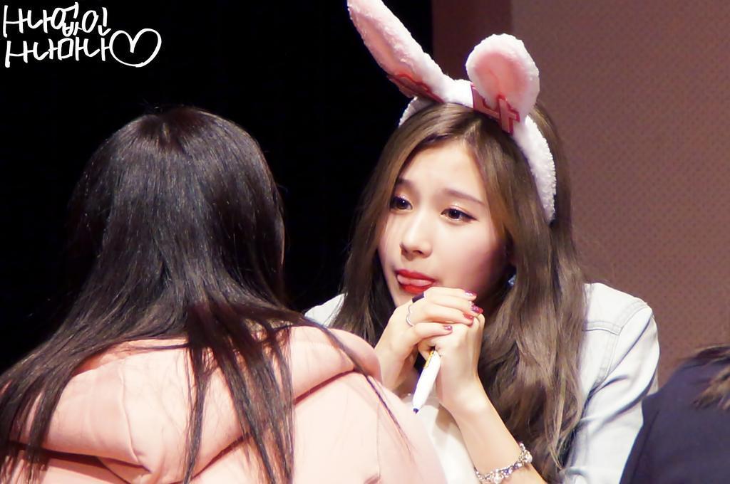 팬을 녹일듯이 쳐다보는 사나 | 인스티즈