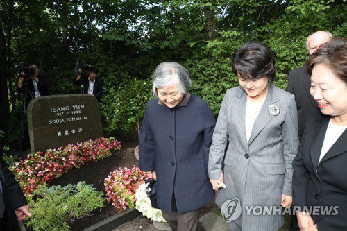 윤이상 제자들과 묘지 둘러보는 김정숙 여사 .jpg | 인스티즈
