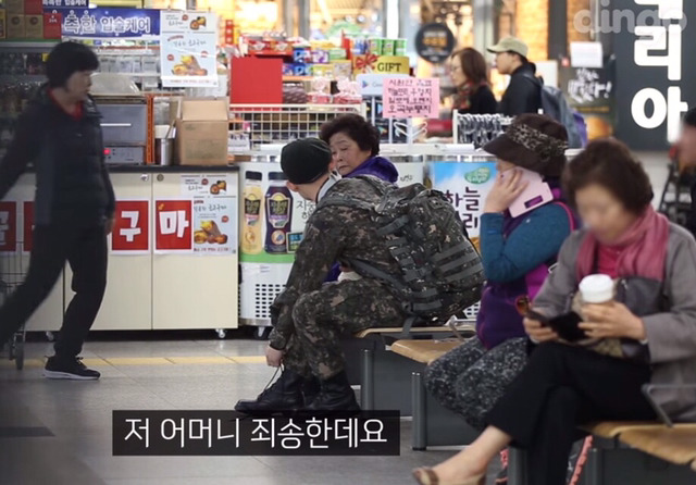 팔다친 군인이 전투화를 묶어달라고 부탁한다면? | 인스티즈