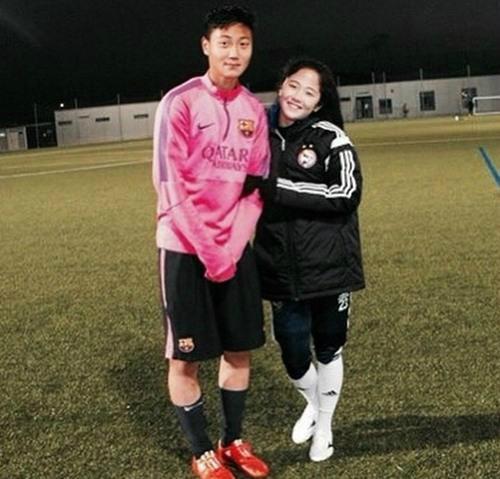 백승호, 여자축구대표 이민아와 수줍은 팔짱 인증샷 "바르셀로나...승승장구하세요" | 인스티즈