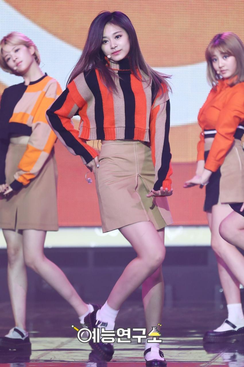 불편해하는 쯔위 | 인스티즈