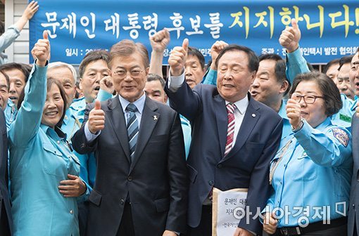 택시운전사들, 문재인 지지선언, 택시기사들과 '엄지척' | 인스티즈