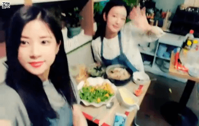 음식 만들어 먹는 에이핑크 초롱 보미.gif | 인스티즈