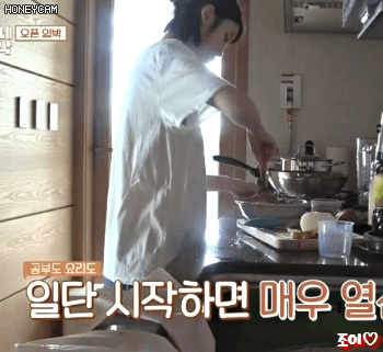 효리네민박 1화 스탭대비 공부하는 아이유.gif | 인스티즈