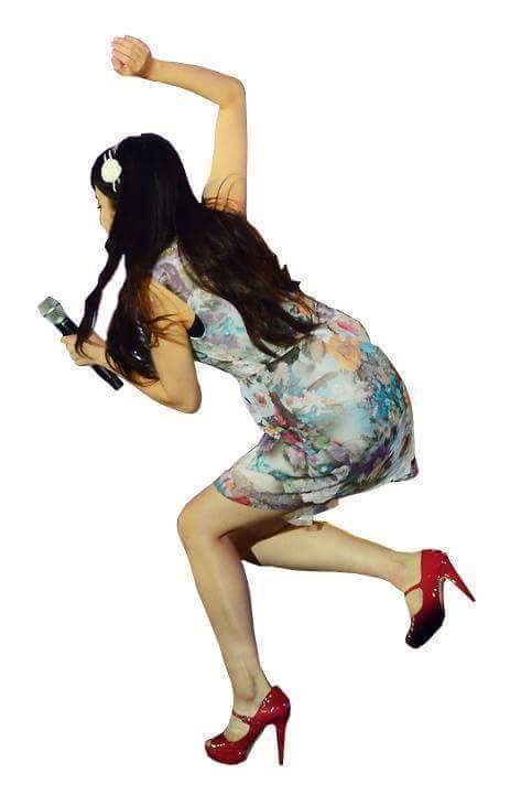 넘어질 뻔한 아이유 | 인스티즈