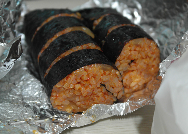 [김밥] 보편적인 치즈김밥에서 살짝 변형된 스타일을 가지고 있는 신전떡볶이의 치즈김밥 | 인스티즈