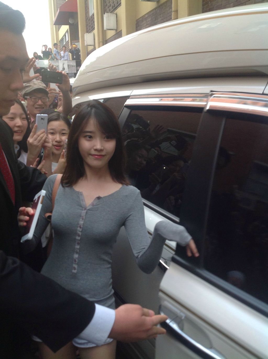 아이유 살짝 섹시?! | 인스티즈