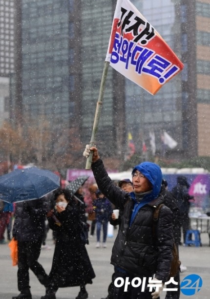 오늘자 첫눈이 내리는 5차 촛불집회 | 인스티즈