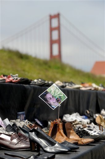 금문교에서 자살한 사람들의 신발 | 인스티즈