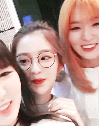 안경 쓴 아이린.gif | 인스티즈