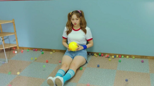 레드벨벳 러시안룰렛 뮤비와매우비슷하다는소리듣고 있는 아이오아이 신곡뮤비 .jpg | 인스티즈