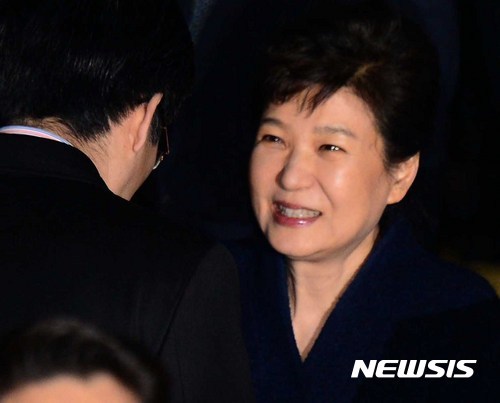 지지자들과 인사나누는 박근혜 | 인스티즈