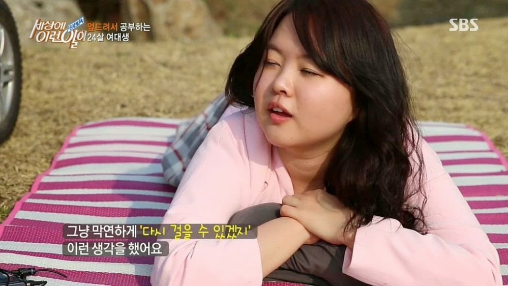 엎드려서 공부하는 여대생 | 인스티즈