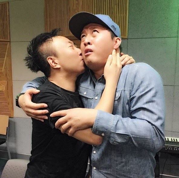 친오빠 친남동생이랑 같이 사진찍을때 신체 접촉 허용 범위는? | 인스티즈