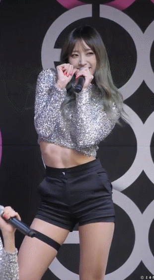 복근이 매력적인 아이돌 | 인스티즈