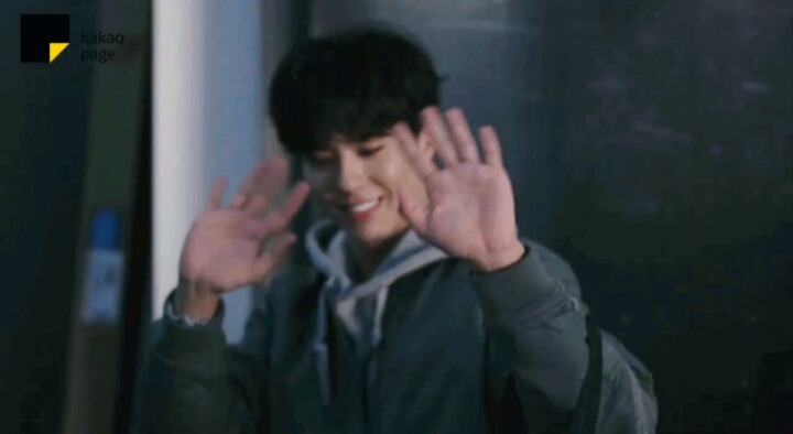 자기가 찍은 광고 사진 가져가는 박보검.gif | 인스티즈