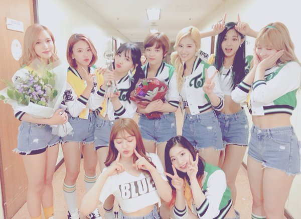 [트와이스] 1주년 기념 멤버 단체 짤 모음.jpg | 인스티즈