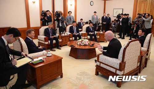인판티노 피파 회장 접견한 문재인 대통령 .jpg | 인스티즈