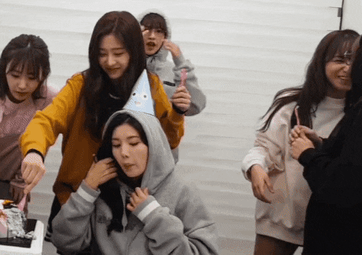 아이즈원 사쿠라에게 슈팅스타 설명해주는 민주.gif | 인스티즈