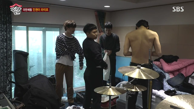 [집사부일체] 카메라 앞에서 옷 처음 갈아입어보는 이상윤.gif | 인스티즈