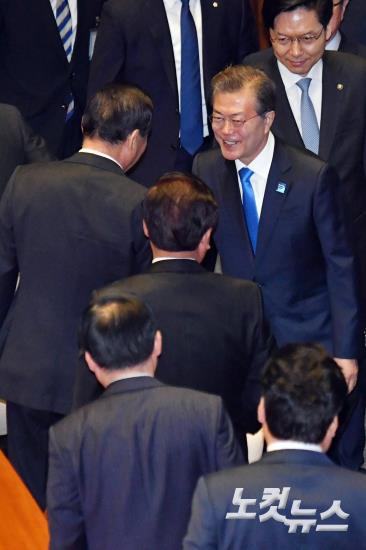 시정연설 마치고 자유한국당 찾아 악수하는 문재인 대통령 | 인스티즈