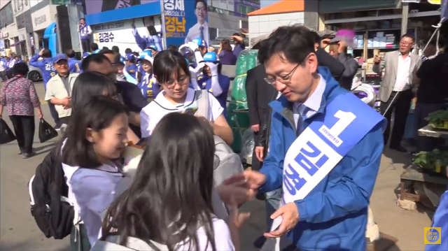 경남에서 아이돌급 인기를 자랑하는 김경수ㅋㅋㅋㅋㅋ.jpgif | 인스티즈