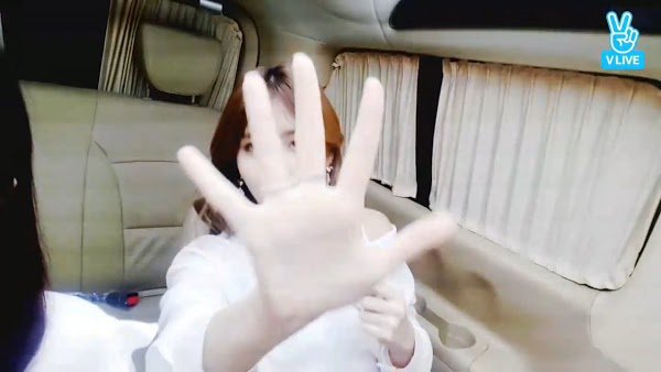 한손으로 숫자 세다가 큰일날 뻔한 모모.jpg | 인스티즈