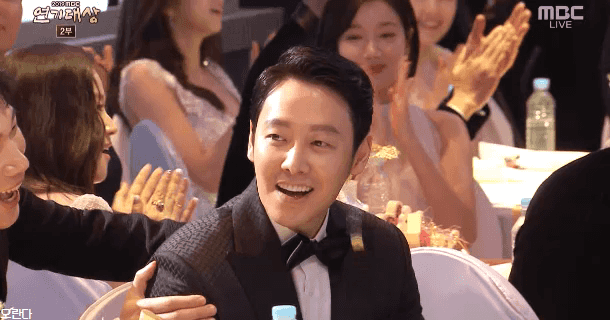  2019 MBC연기대상 대상 김동욱.gif | 인스티즈