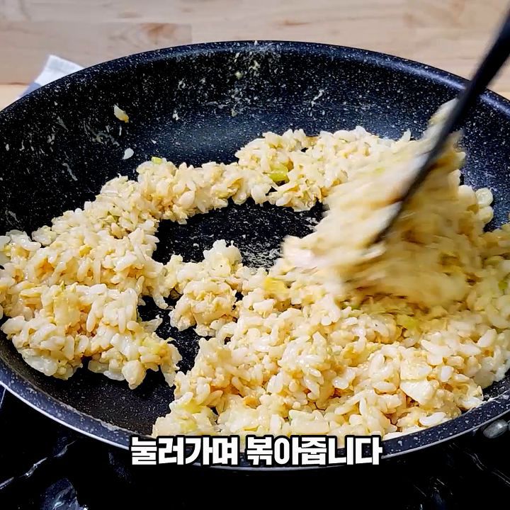 5분완성! 밥알이 살아있는 초간단 굴소스 볶음밥 만들기! | 인스티즈