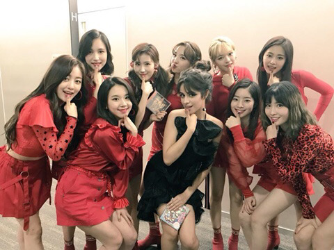 카밀라랑 사진찍은 트와이스(하바나) | 인스티즈