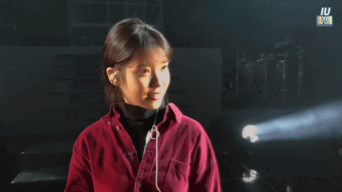 수상소감 할 때 버벅거려서 집에서 이불 킥 했다는 아이유.gif | 인스티즈