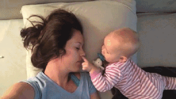 엄마가 자는척 하니까 옆에서 장난치는 아기(귀여움 주의).gif | 인스티즈