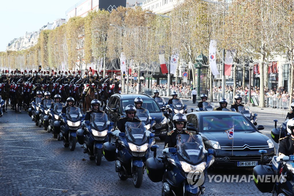 문재인대통령 프랑스 국빈방문 기마대호위행렬 &amp; 무명용사의 묘에 헌화하는 모습 .jpg | 인스티즈