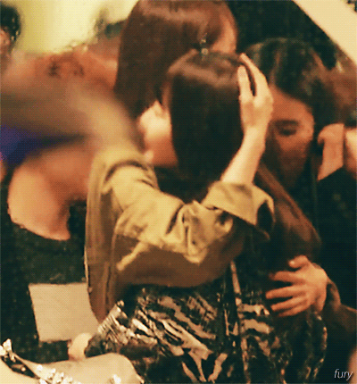 슬기 안아주는 윤아 .gif | 인스티즈