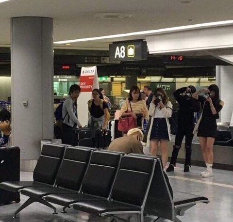 아이돌들이 공항 내부에서 사진 찍히는 모습 | 인스티즈